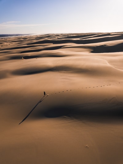 沙漠上行走的人摄影